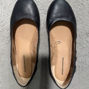 Amazon Essentials Women's Classic Black Flats